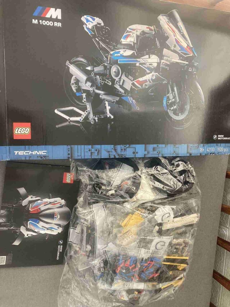 LEGO Technic BMW M 1000 RR - 2