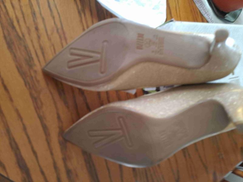 Tacones dorados con brillo Vizzano