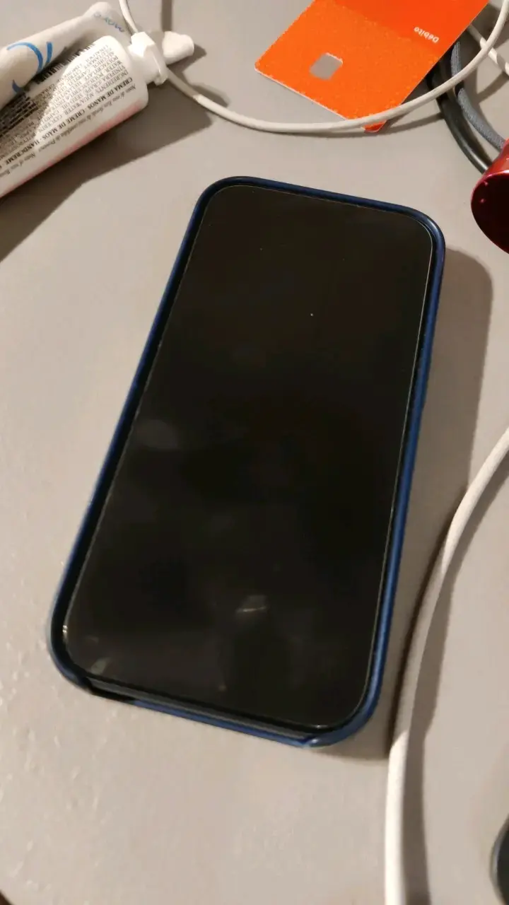 Smartphone con funda azul en buen estado