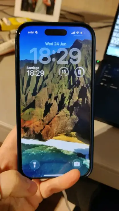Smartphone moderno con pantalla grande - miniatura 1