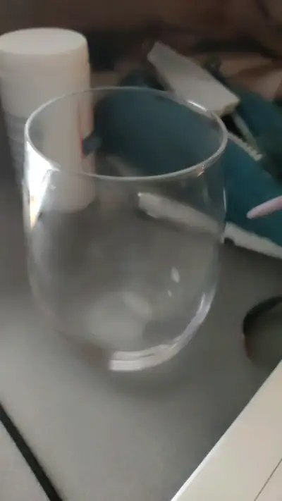 Vaso de vidrio transparente elegante - miniatura 1