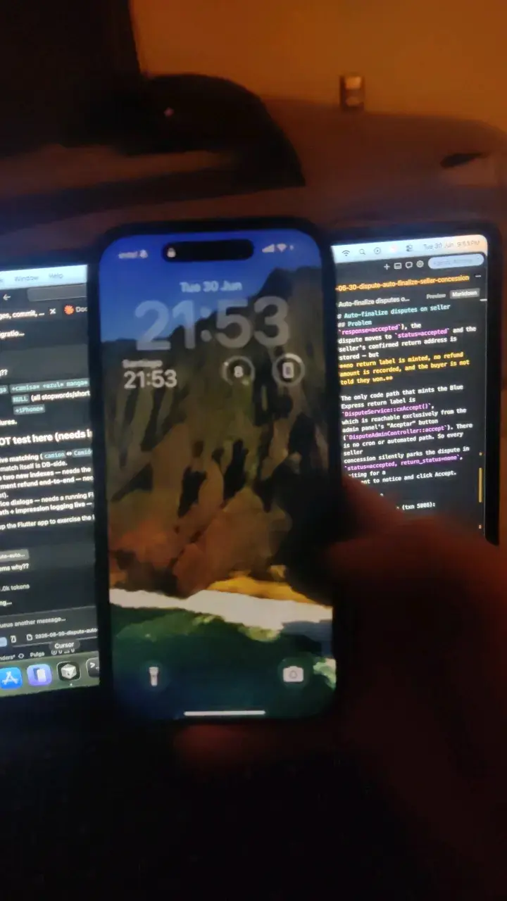 Smartphone moderno con pantalla encendida